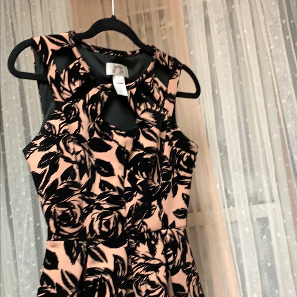 Dress - Picture 2 of 7